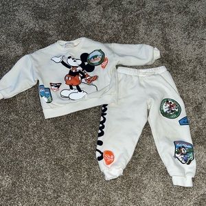 Super duper cute unisex Mickey Mouse matching set.